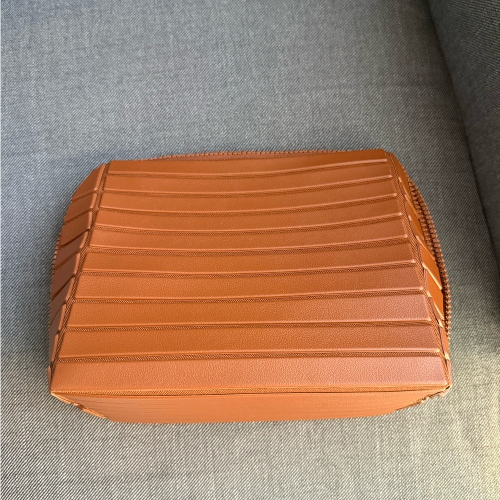 Parallelle Medium Travel Bag. Used twice and not for me.